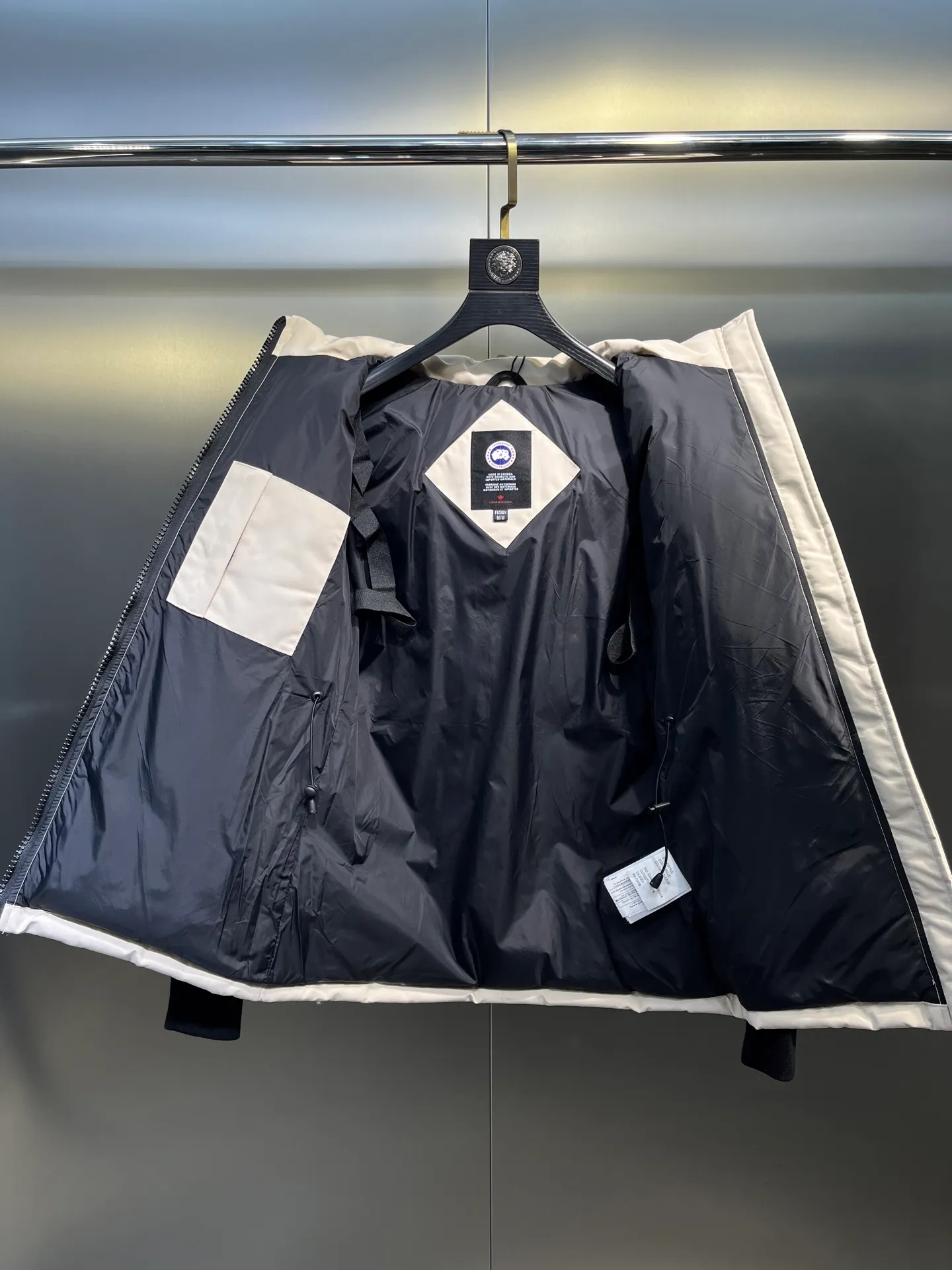 P860 Canada Goose Canada # Expedition04 Parker, a treasure of Canadian origin! Limited supply worldwide! Canada Goose Model 04 is a top-notch couple model, polar cold-proof outdoor series fur collar detachable hooded parka down jacket, the first Goose in 2024. I hope my partners like the top quality, and I hope everyone can evaluate it together! The most popular cool items of the Big Goose family in 2024 are online. The same popular product of Yi Yang Qianxi is said to be a joint limited edition Big Goose that cannot be bought in autumn and winter. If you dislike the sameness of the Big Goose in the past, then this model will definitely give you a different experience! This year's most powerful couple's collection for autumn and winter is online, a top-notch luxurious ready-to-wear style, paired with an outdoor warm down jacket with great style and charm! The most standard and classic items of the Daye family in the past two years are equipped with unique reflective stripes for embellishment, which further shows the high-end fashion performance effect. With the embellishment of hardware buckles, it has excellent performance effect. The upper body is clean, simple and elegant, even for urban leisure. It is suitable for various occasions. Designed with large pockets, this model has a large capacity and is equipped with reflective stripes, making it safer at night. It is suitable for various adventure activities. It is made of windproof and waterproof technical materials. The interior is filled with full white duck down, which is absolutely cold-proof and warm. It also has a stand-up collar design and fine fluff at the collar, with meticulous attention to detail! The charm of this model is also more spiritual, and the upper body has more temperament and specifications. It perfectly shows the ultra-high standard of fashionable performance of this model, integrating outdoor and life, and you can even create high-street wear! The most pinnacle limited-edition goose that we have presented so far, both in terms of design and detailed materials, it is completely outstanding. The grand and evergreen version design is matched with cool reflective elements. The overall appearance can be said to be quite high, and it has that kind of powerful outdoor performance! It combines high-end casual attributes with high-street style. It is high-grade, domineering, warm, and beautiful. The visibility of the upper body is quite strong, and the configuration of the owl element is highly brand-recognizable. It fully complements the overall brand performance and visual effects, and also has the high-end sense of fashion and fashionable performance. It is a must-buy product because it is the most awesome down brand on the planet and one of Canada's three national treasure brands. It is also a sentimental down luxury brand. In the field of polar cold-proof clothing, Goose has made an irreplaceable contribution... Size: xs s m l xl
